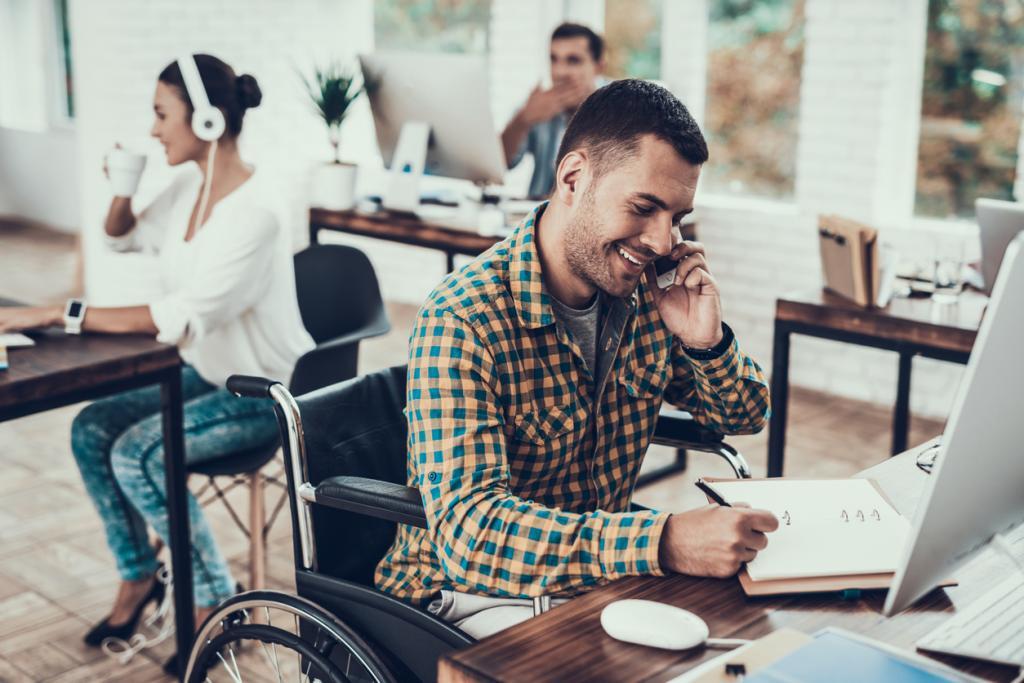 Occupational disability - man in rolstoel aan de telefoon