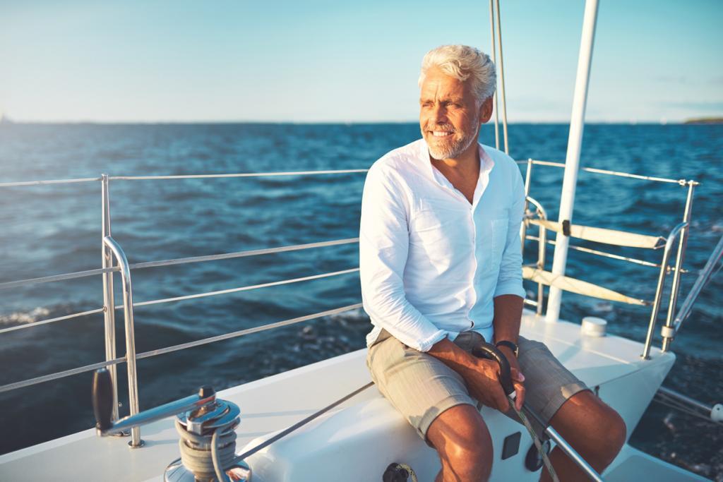 Vermogensbescherming - man op boot aan het genieten van de zon