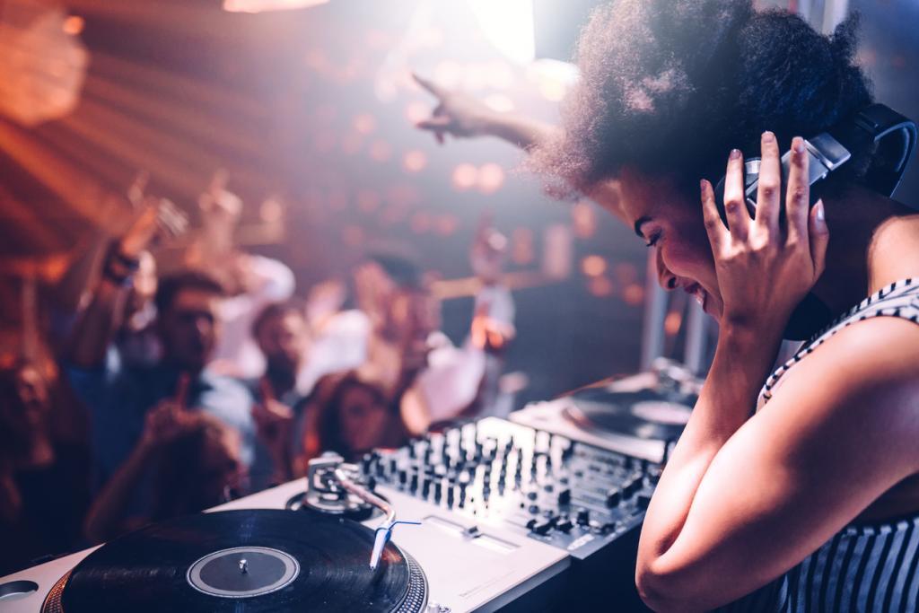 Evenementenverzekering - vrouwelijke dj in een volle club