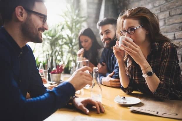 Sfeerfoto collegas aan tafel