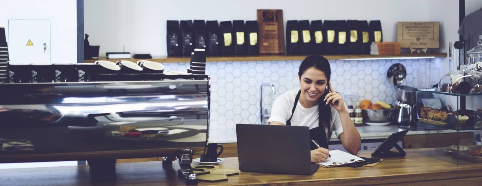 Bedrijfsrisico verzekeren - barista aan de telefoon