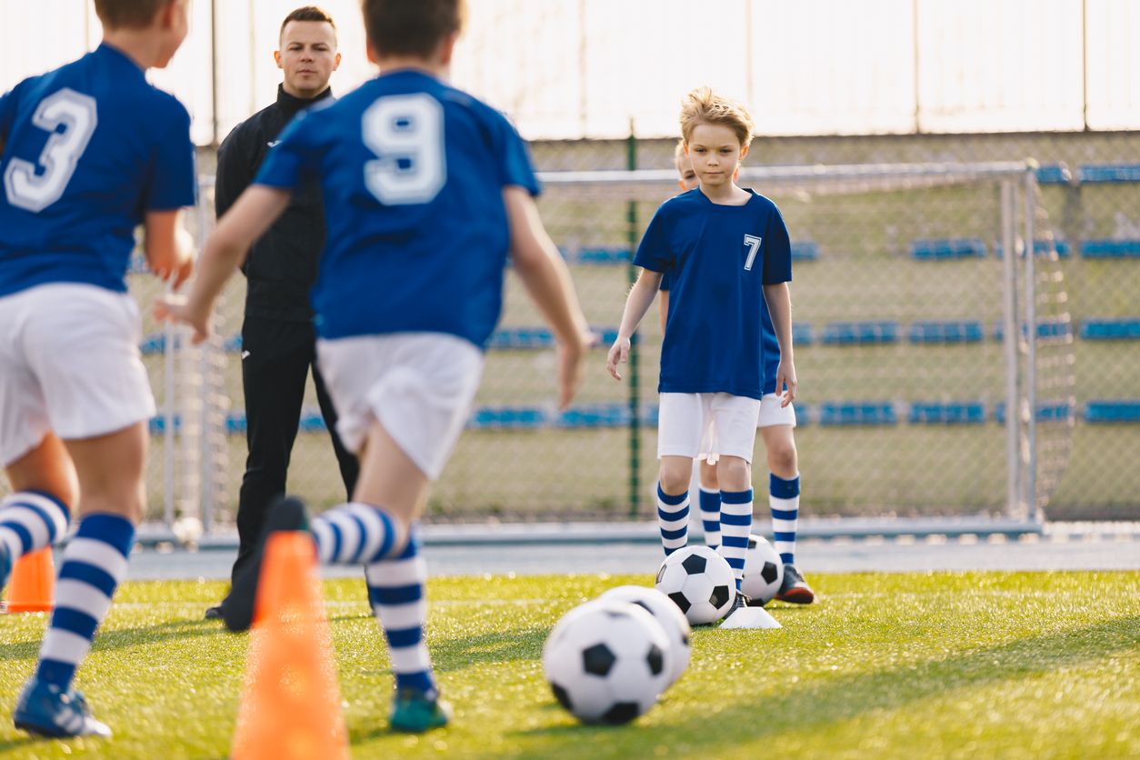 Nieuwe regels voor besturen verenigingen en stichtingen - twee voetballende jongens
