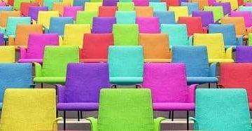 Actualiteitenseminar: informatie en inspiratie - gekleurde stoelen