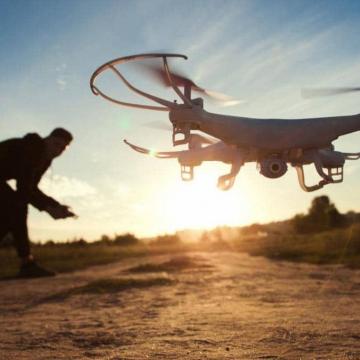 Is schade door drones verzekerd? - drone in de lucht bij zonsondergang