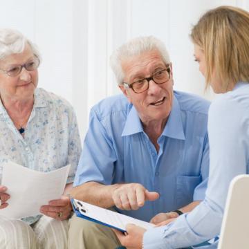 Biedt uw werkgever geen pensioenregeling - twee ouderen stellen vraag aan vrouw over pensioen
