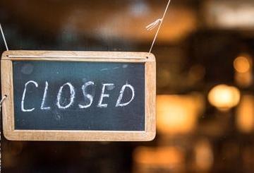 Bedrijfsbeeindiging en transitievergoeding - bord met closed