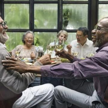 Het nieuwe pensioenstelsel: uitstel regeling  Bedrag ineens - groep vrolijke mensen proosten aan tafel