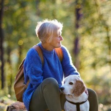 De belangrijkste pensioenontwikkelingen op een rij - vrouw met hond in het bos