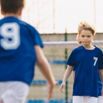 Nieuwe regels voor besturen verenigingen en stichtingen - twee voetballende jongens