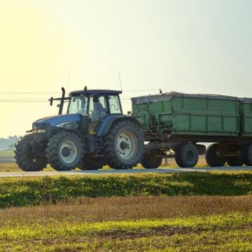 De weg op met uw (land)bouwvoertuig? - tractor op het land