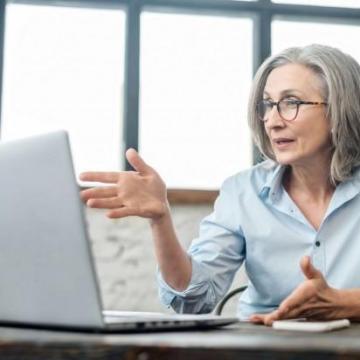 Wet Toekomst Pensioenen voor advies naar Raad van State - vrouw kijkt naar laptop