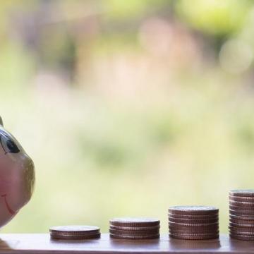 Waardeoverdracht klein pensioen - stapels muntgeld van weinig naar veel